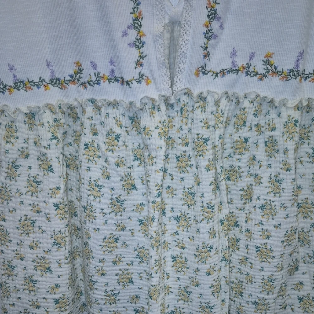 POL White Floral Embroidered Blouse - Picture 12 of 15
